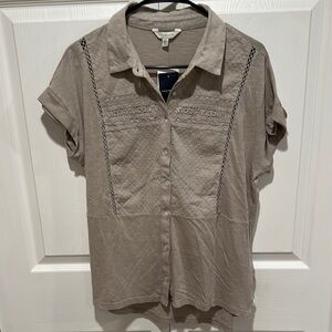 🍀 Lucky Brand Light Gray Button-Up Short Sleeve Top Embroidery & Lace Details